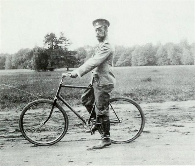 Николай II на велосипеде
